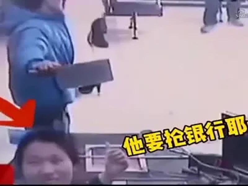 14年上海银行被抢经理被劫持,清洁大妈提拖把追打劫匪,结局如何