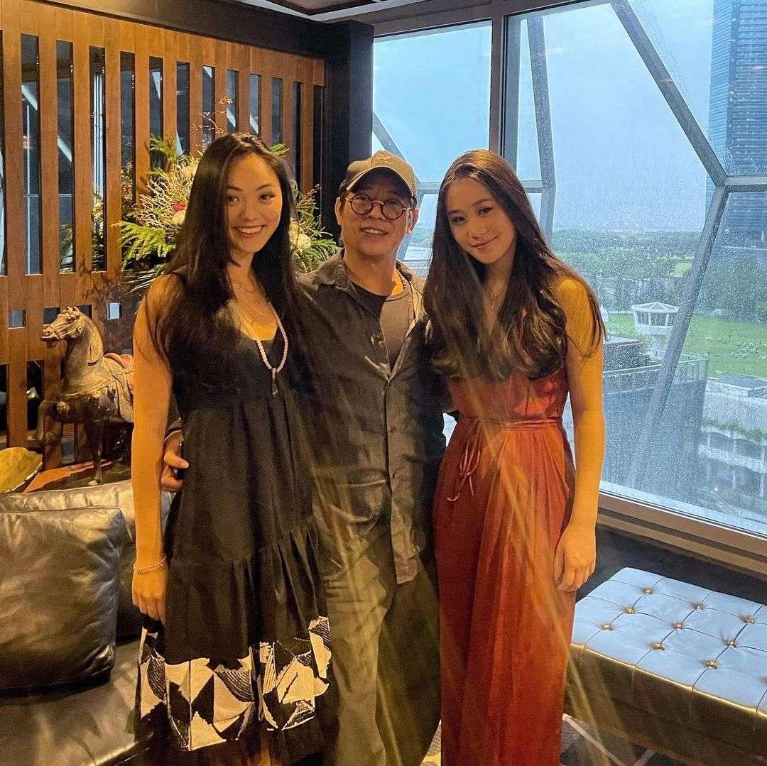 拍戏和追求利智,也根本没时间照顾两个女儿,只能把孩子交给母亲张凤兰