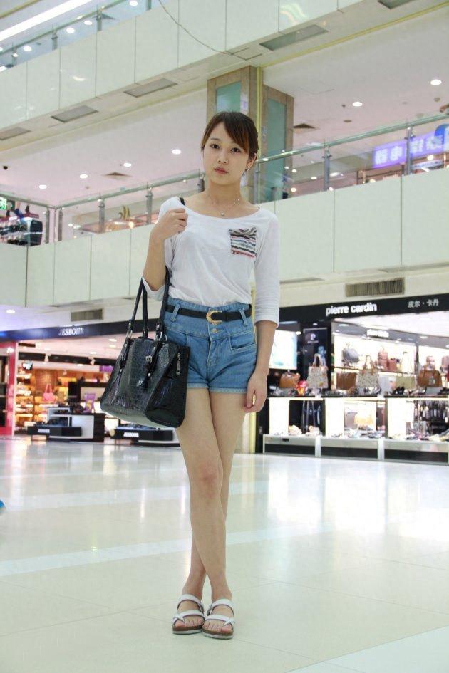 拍戏和追求利智,也根本没时间照顾两个女儿,只能把孩子交给母亲张凤兰