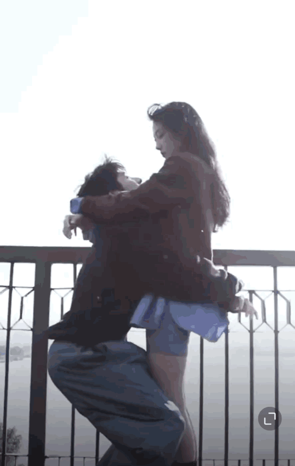 不过,可能用力过猛,导致他的"假屁股"脱了节,完全凸出来,这非常尴尬.