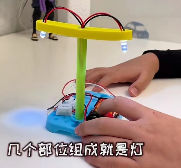 晚上才亮的电灯小科学家的路灯白天也一直亮着,太浪费电了,有没有办法