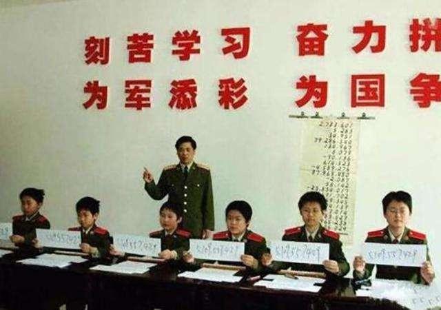 他的妈妈靳伟也从李教练那里得知了中国人民解放军军事经济学院珠心算