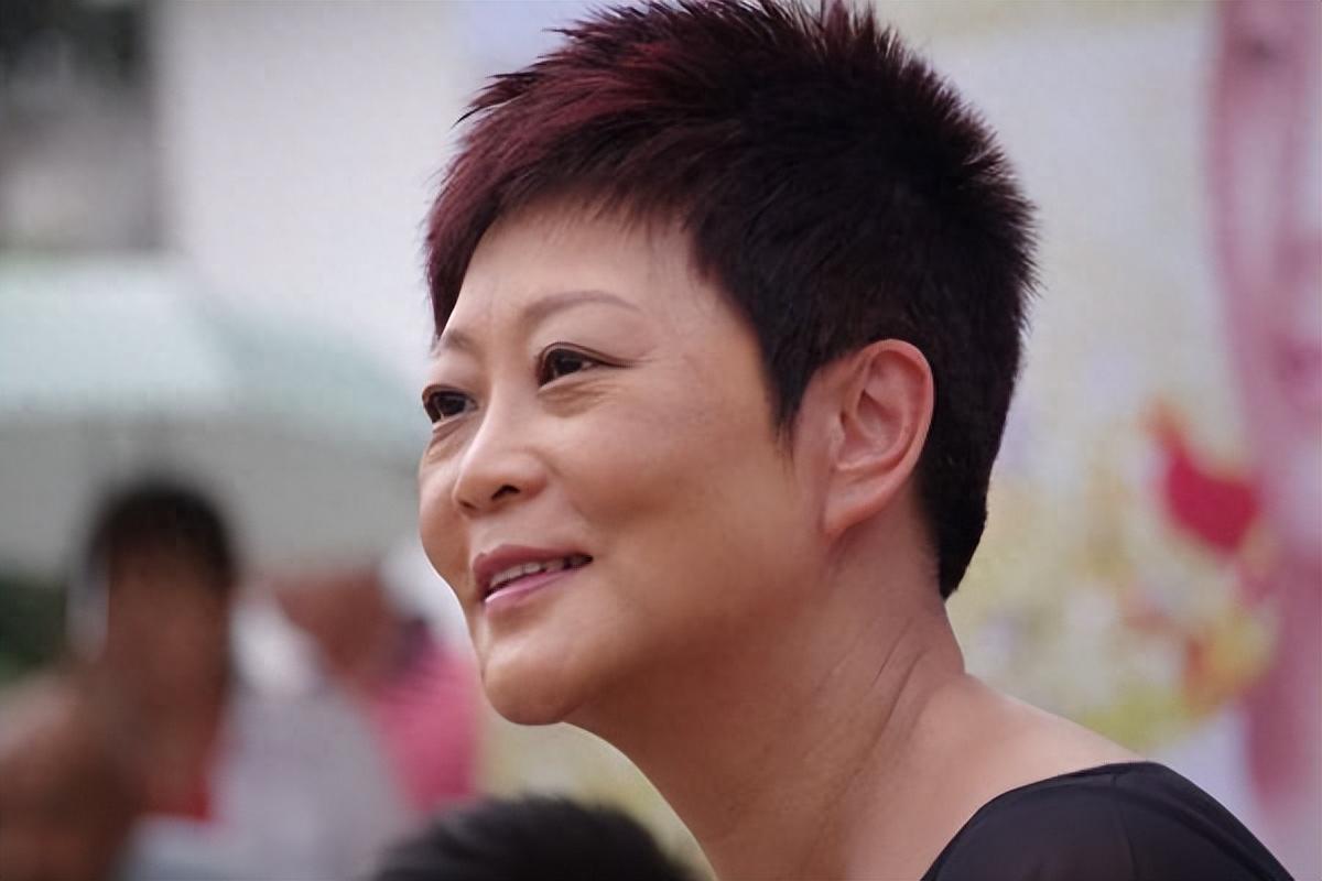 回顾离婚19年后,回头再看杨蕾和戴志诚俩人境遇,夫妻差距太明显