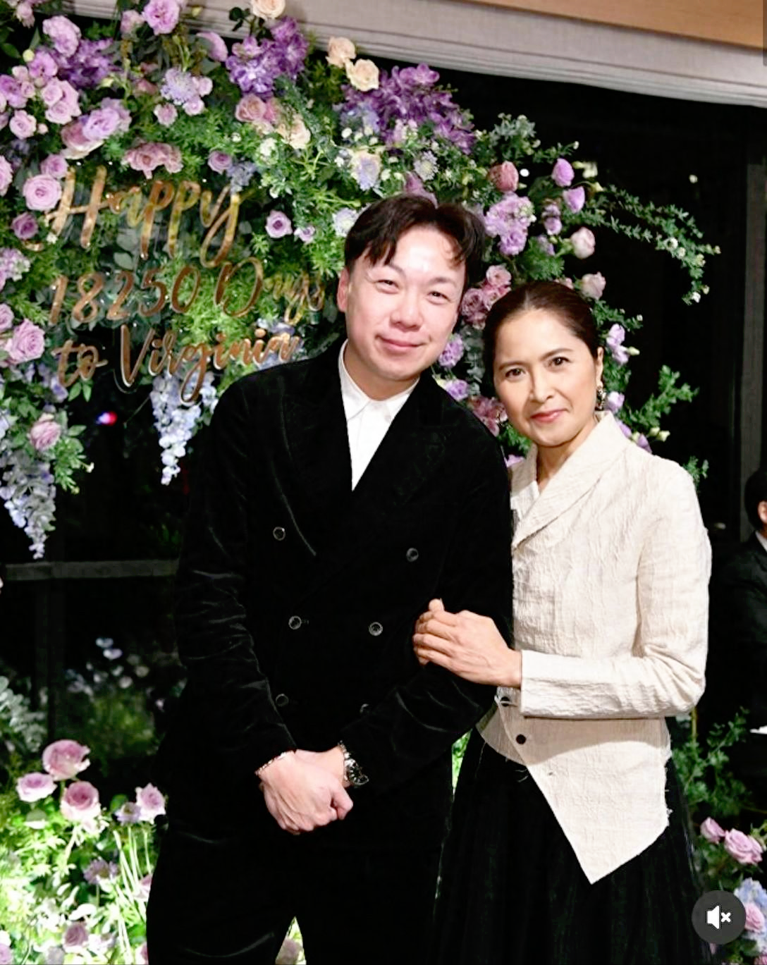 58岁邵美琪低调出席生日会,白衣黑裙尽显优雅,比50岁寿星还年轻