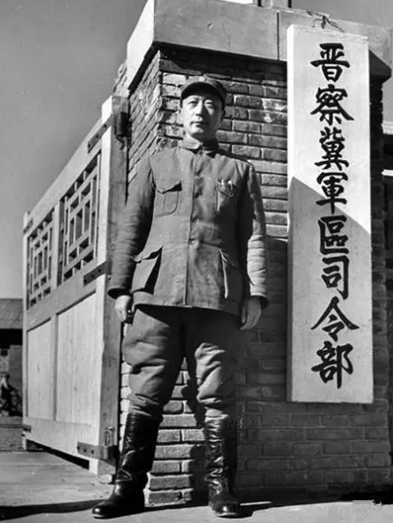 孙毅在刚加入红军的两年后就开启了长征,而此时的聂荣臻也正接受组织