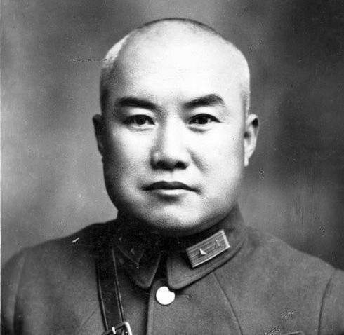 1948年军长下令处决副军长,副官:副军长现在天天带枪,无法下手