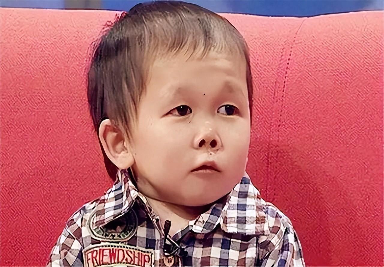 回顾袖珍人吴康:他的外表看似小孩,实则36岁,如今靠拼图发家致富