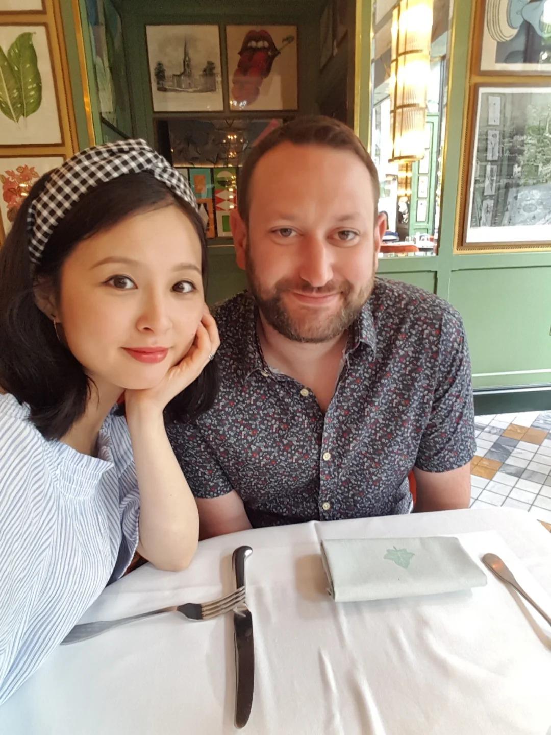 前一天,玛特主动将李欣约了出来,两人在一家咖啡店里喝着咖啡,当天