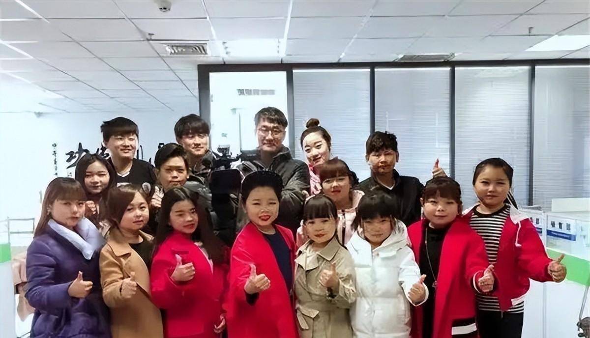 对方是河南郑州的一家艺术团,正在公开招募演员,不仅负责包装学习,还