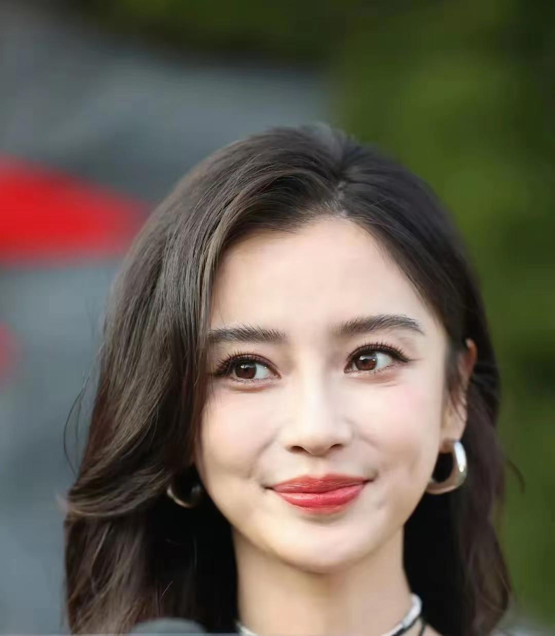 angelababy面对镜头硬凹造型,尽显做作