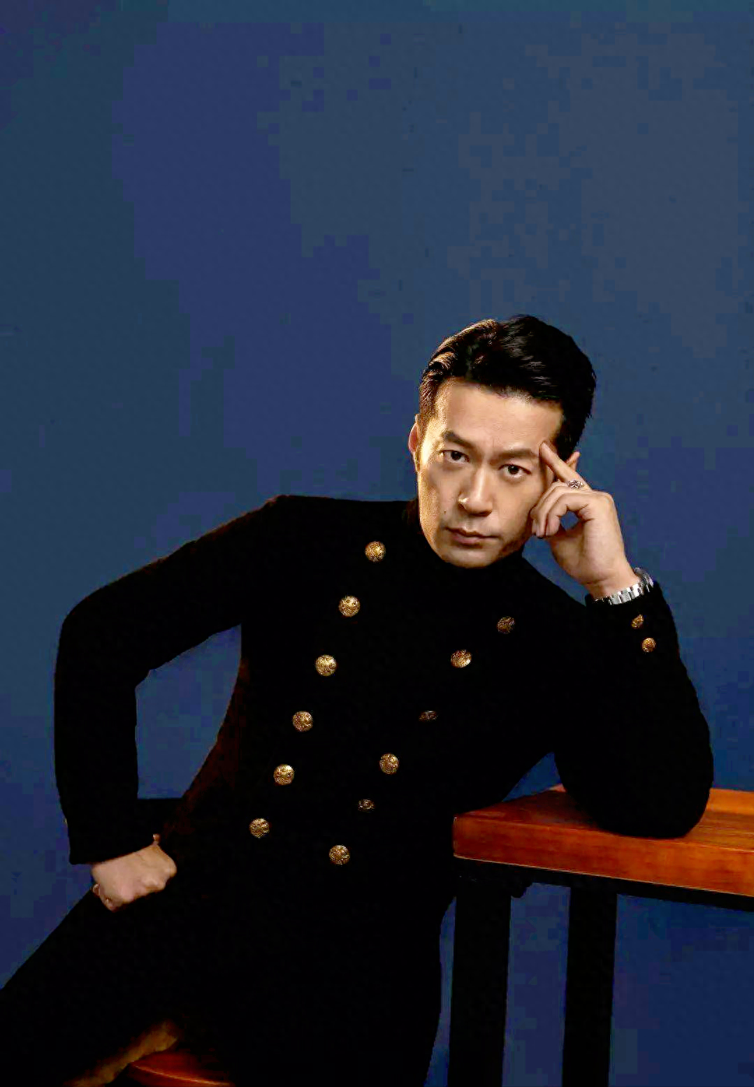 回顾谭凯:因演技太好被误认是日本人,51岁未婚,和老母相依为命