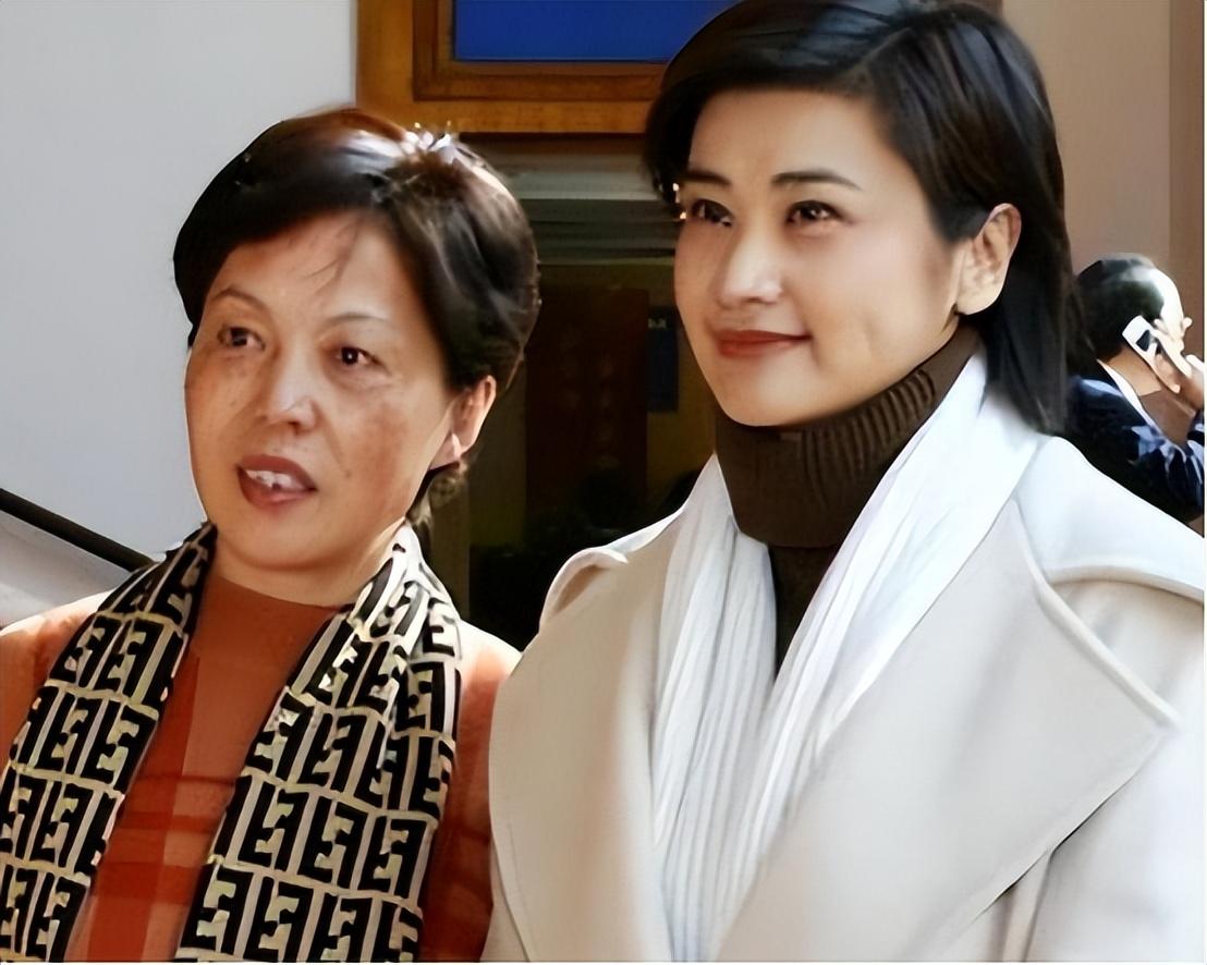 2000年,吴小莉和亲哥浙江相认,对方穷困潦倒,她帮没帮亲哥?