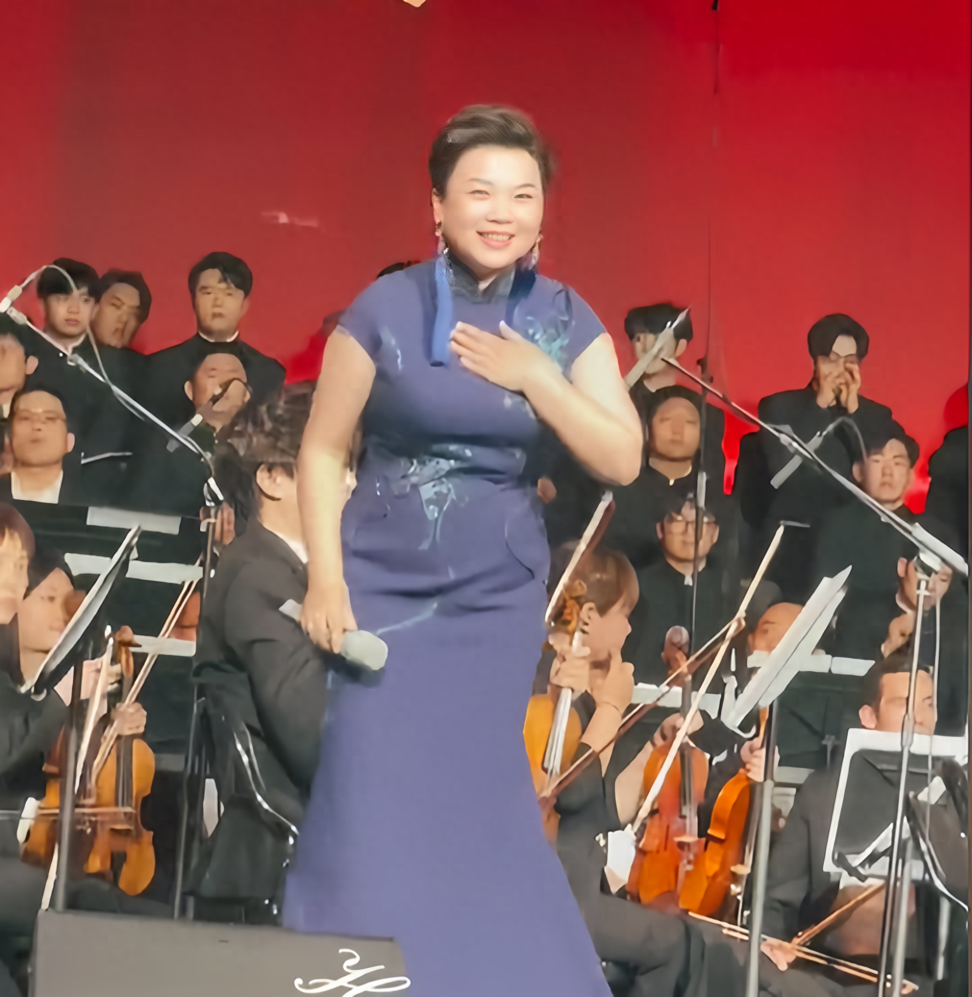 56岁张也演出近照曝光,身材臃肿肚子胀大,穿长裙脖子粗短显笨重