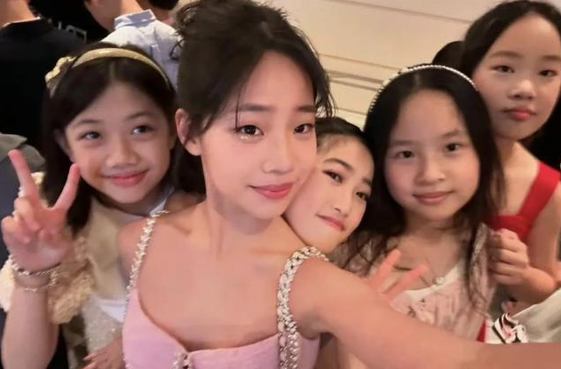 小s大女儿高中毕业,小s自夸谁这么会生啊!母女穿同款礼服出镜