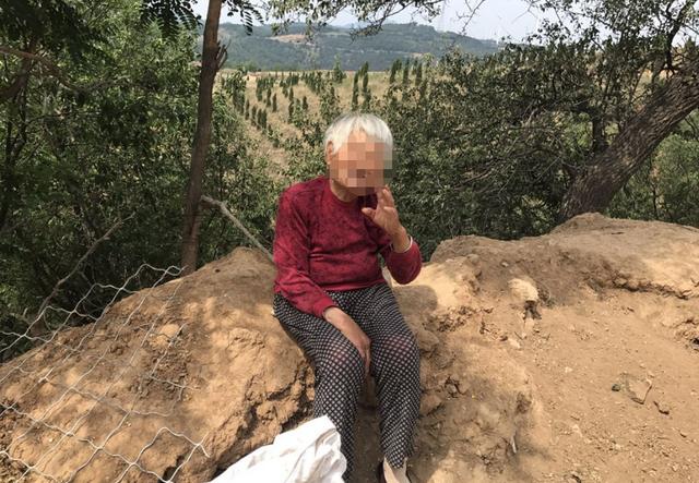 从医院回到家后,家里来了三拨人:亲戚不像亲戚,邻居不