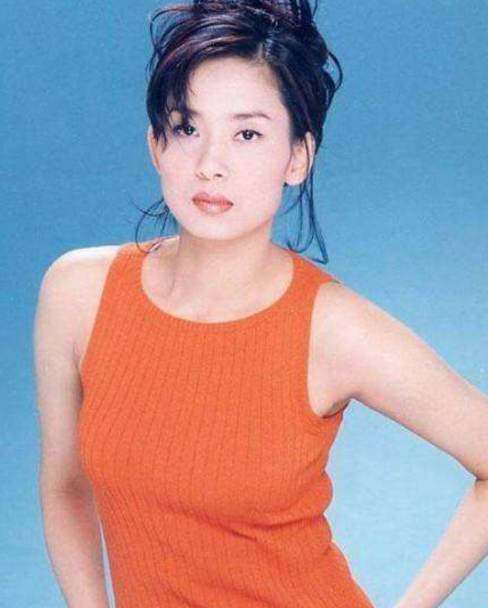 回顾邝美云:19岁当选港姐,38岁拥有百亿身家,三拒豪门60岁未婚