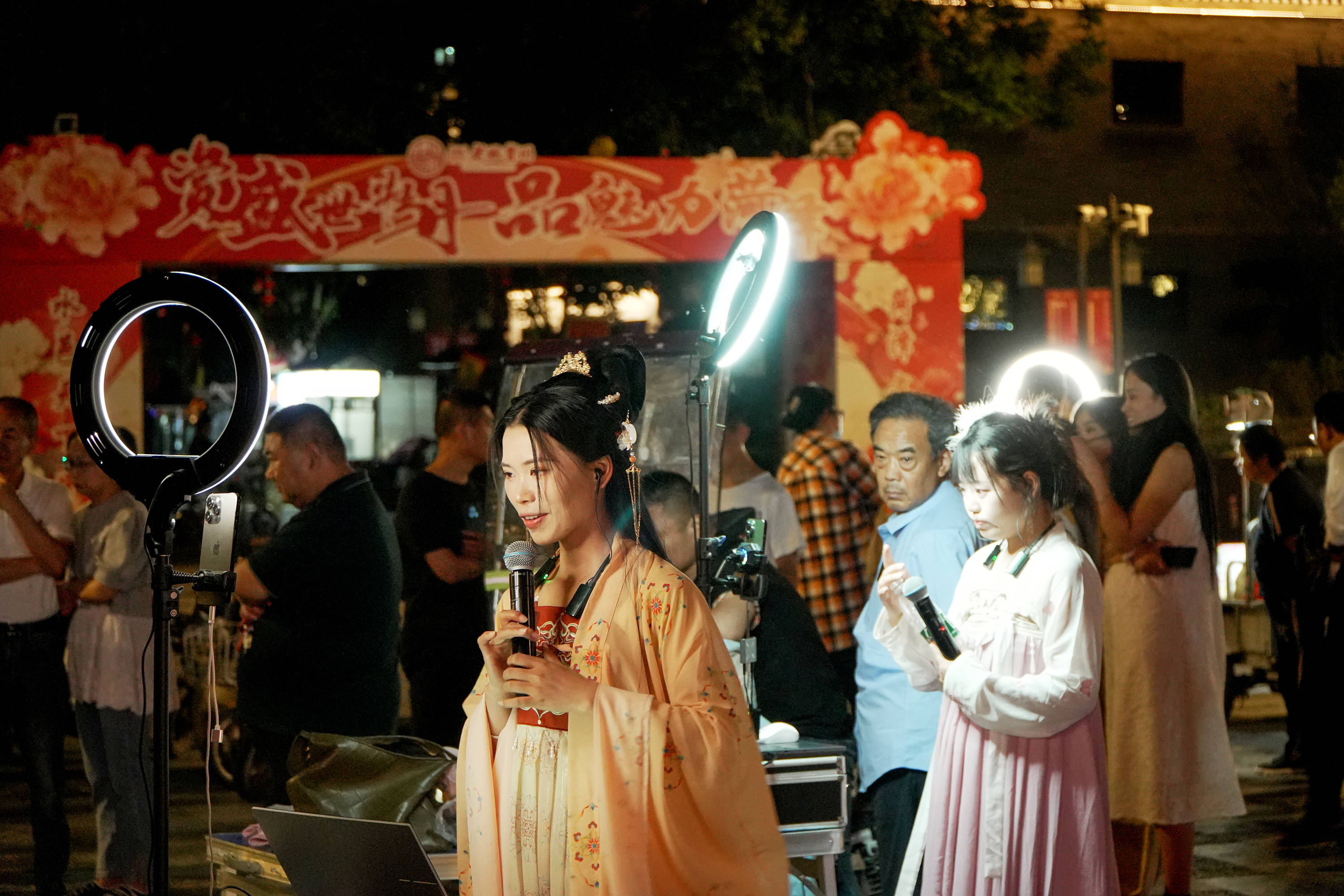 郭有才直播现场,那些渴望摆脱打工命运的年轻人