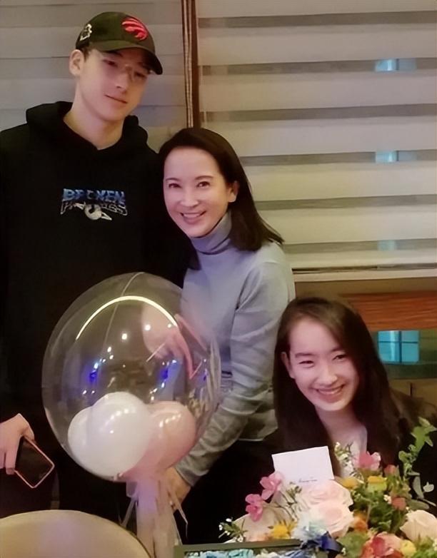 龚慈恩就是因为太拼事业了,先后经历了两段失败的婚姻,好在一双儿女都