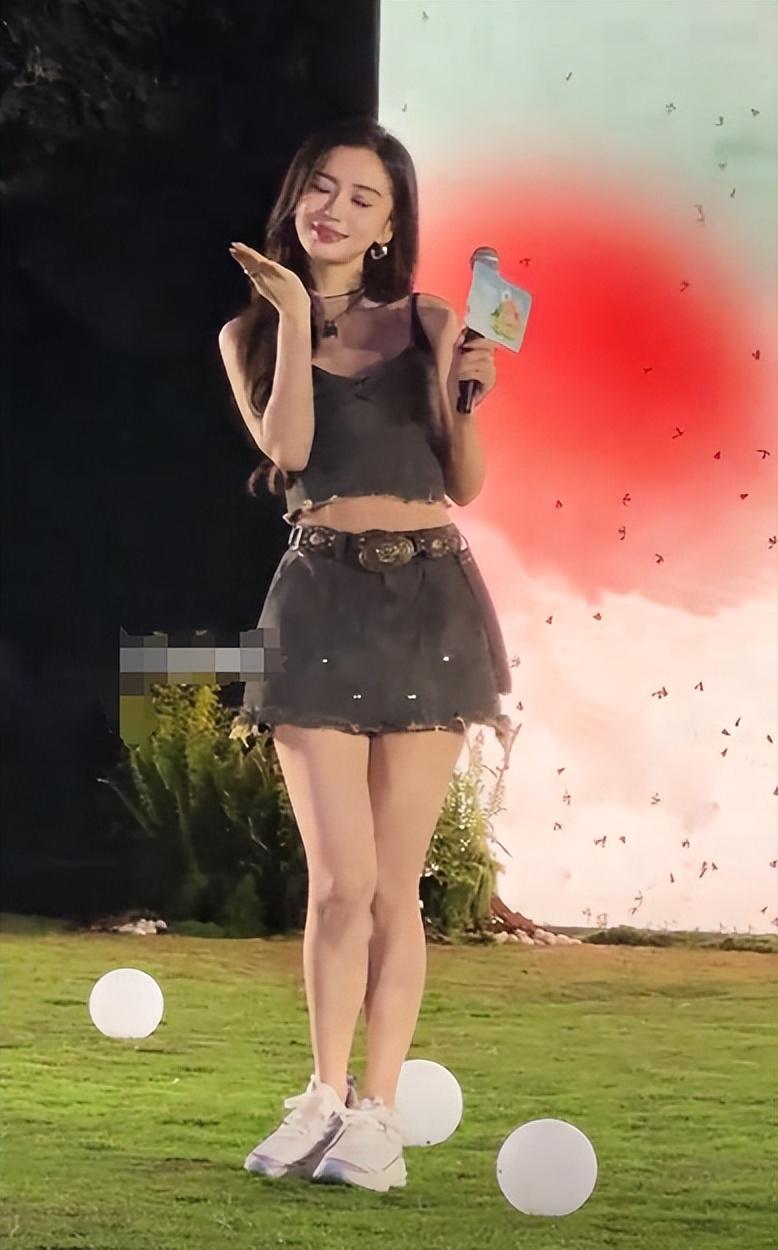 angelababy面对镜头硬凹造型,尽显做作