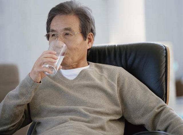 所以坚持补水也是能够起到养护身体的效果,不过在喝水的时候也是 要