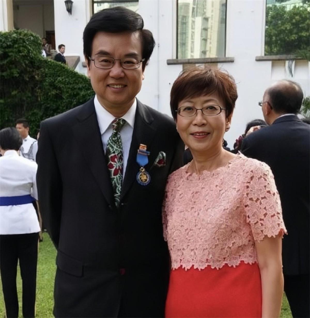 回顾香港黄百鸣:曾承认出轨,却陪妻子抗癌多年,始终不离不弃