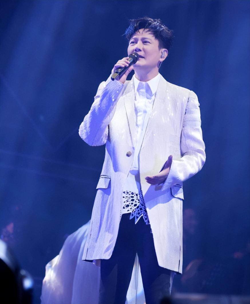 张信哲迪拜震撼开唱受各国粉丝追捧 情歌王子欣慰音乐无国界