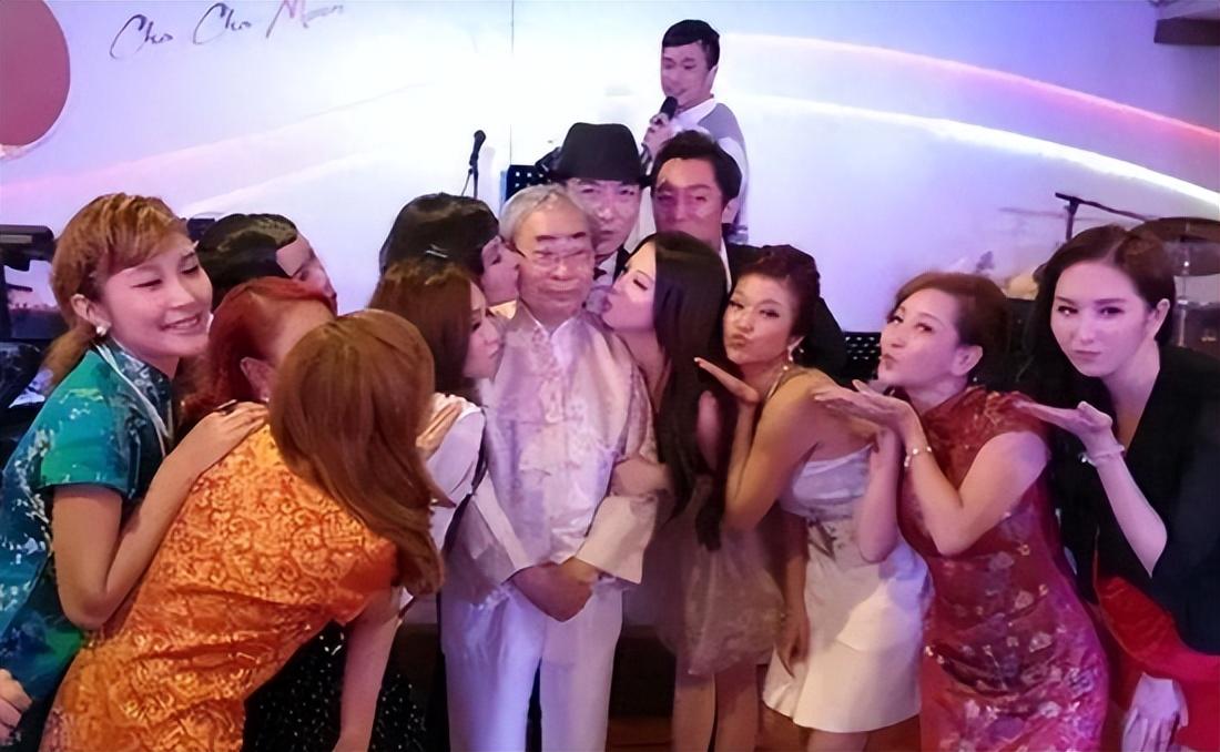 回顾宅男女神何傲儿:26岁委身大51岁的林建名,债务还清潇洒离去