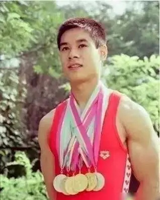 不告诉你这位老先生是李宁,你绝对猜不出来,太让人惊掉了下巴!