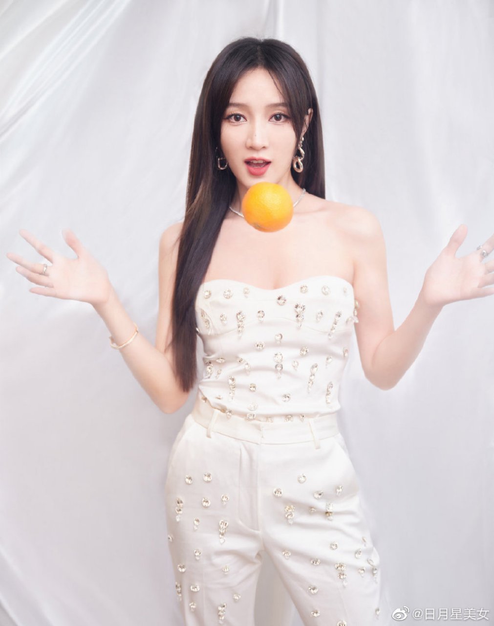 孟佳的女团造型充满了火辣与性感,每一个动作都展示了她的自信与魅力.