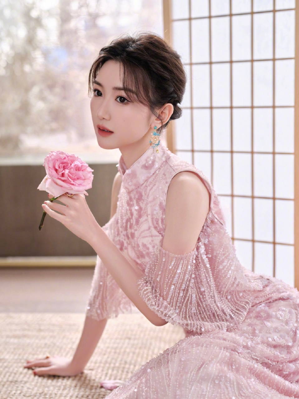 毛晓彤的美足与大长腿,宛如夏日的竹林,修长挺拔,充满自然的美感.