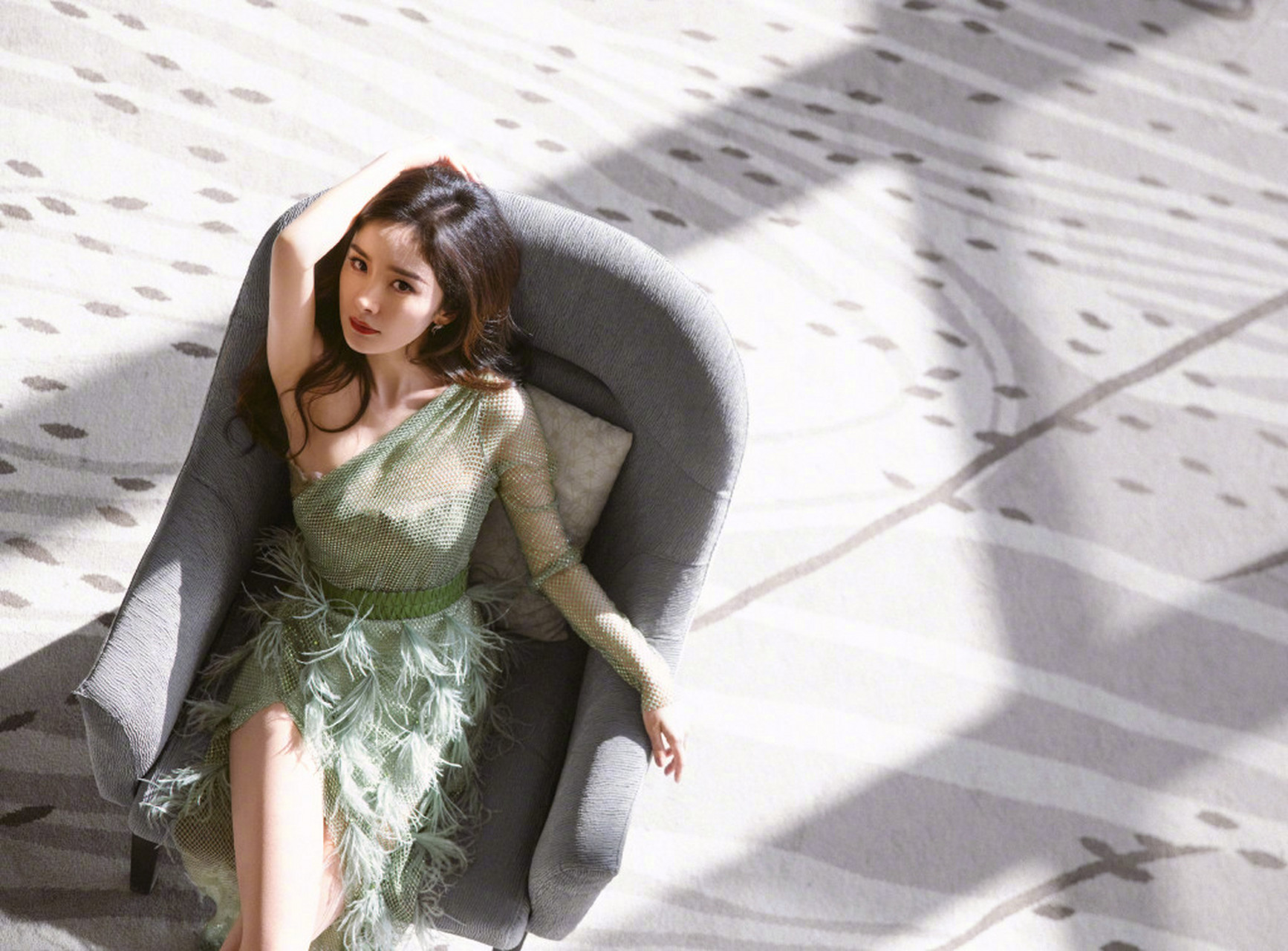 杨幂绿色透明高跟鞋,如春日的露珠,清新自然.