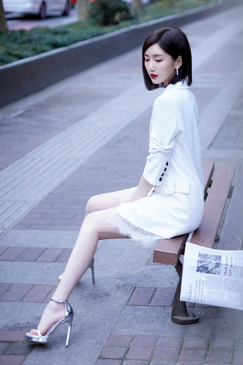 毛晓彤的一字带高跟凉鞋造型,宛如一幅精美的画作,展现出她的优雅与