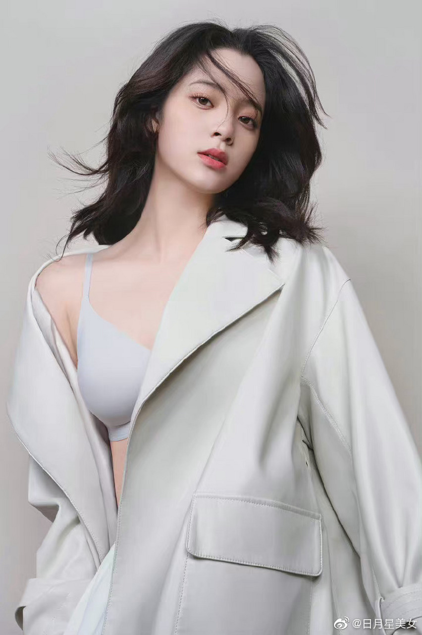 3234 欧阳娜娜的胸部充满了力量与美感,每一个细节都展示了她的魅力.