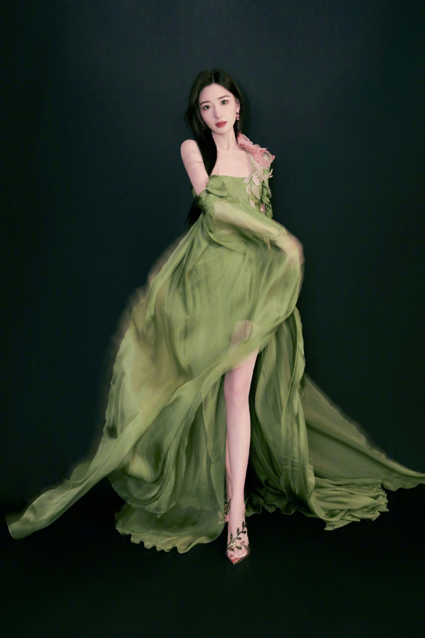 毛晓彤的白色一字带高跟鞋,宛如缀满露珠的花瓣,展现出无尽的优雅与