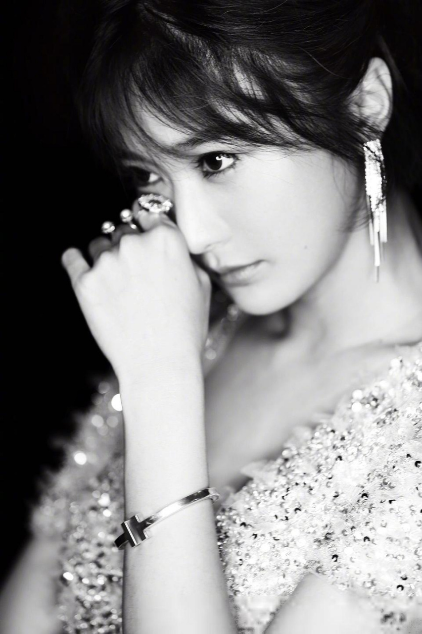 陈冰黑白色调自拍图片甜美可人头像满屏少女感