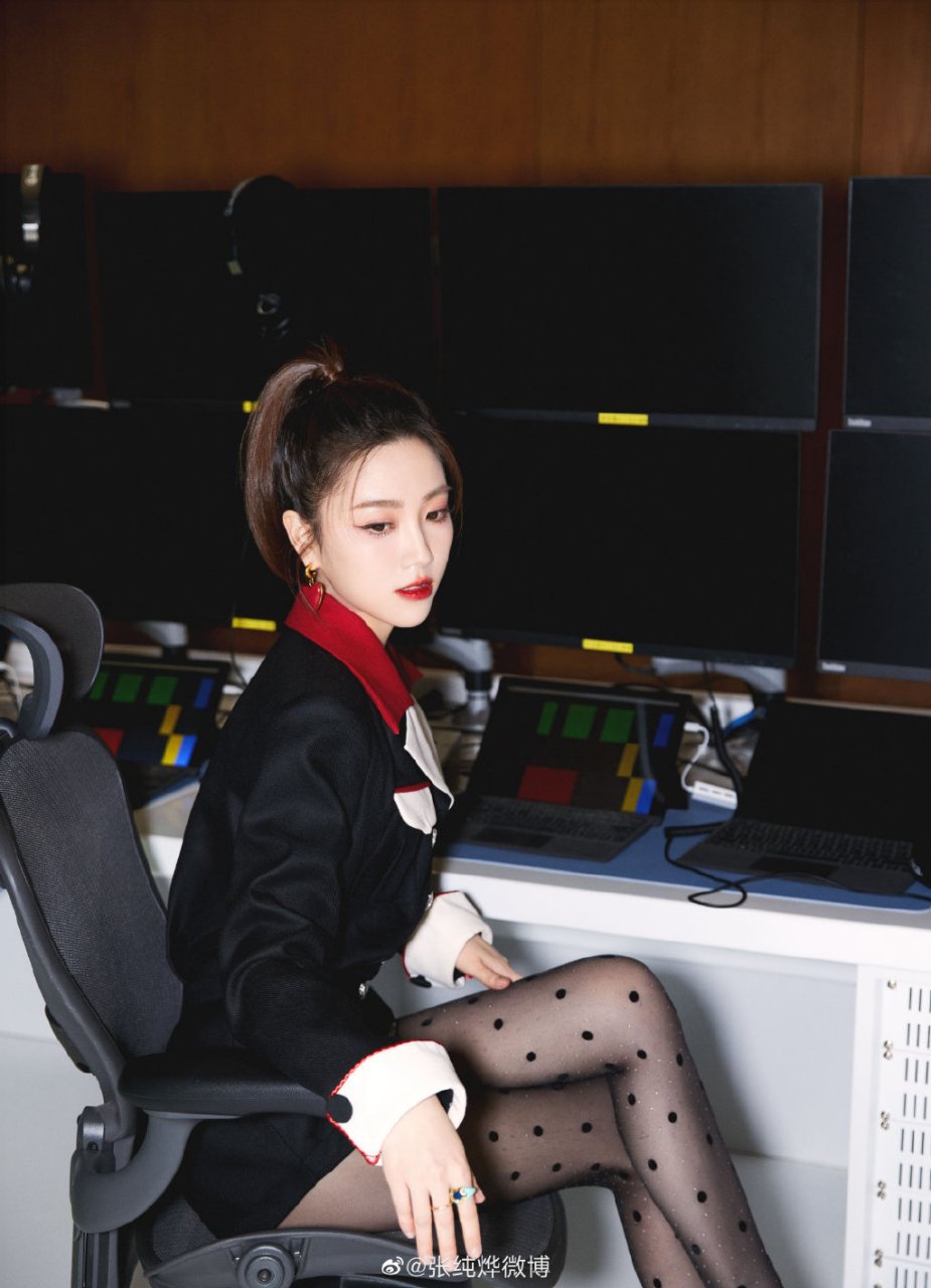 江苏卫视美女主持人张纯烨,她的大长腿如同夏日的竹林,修长挺拔,充满