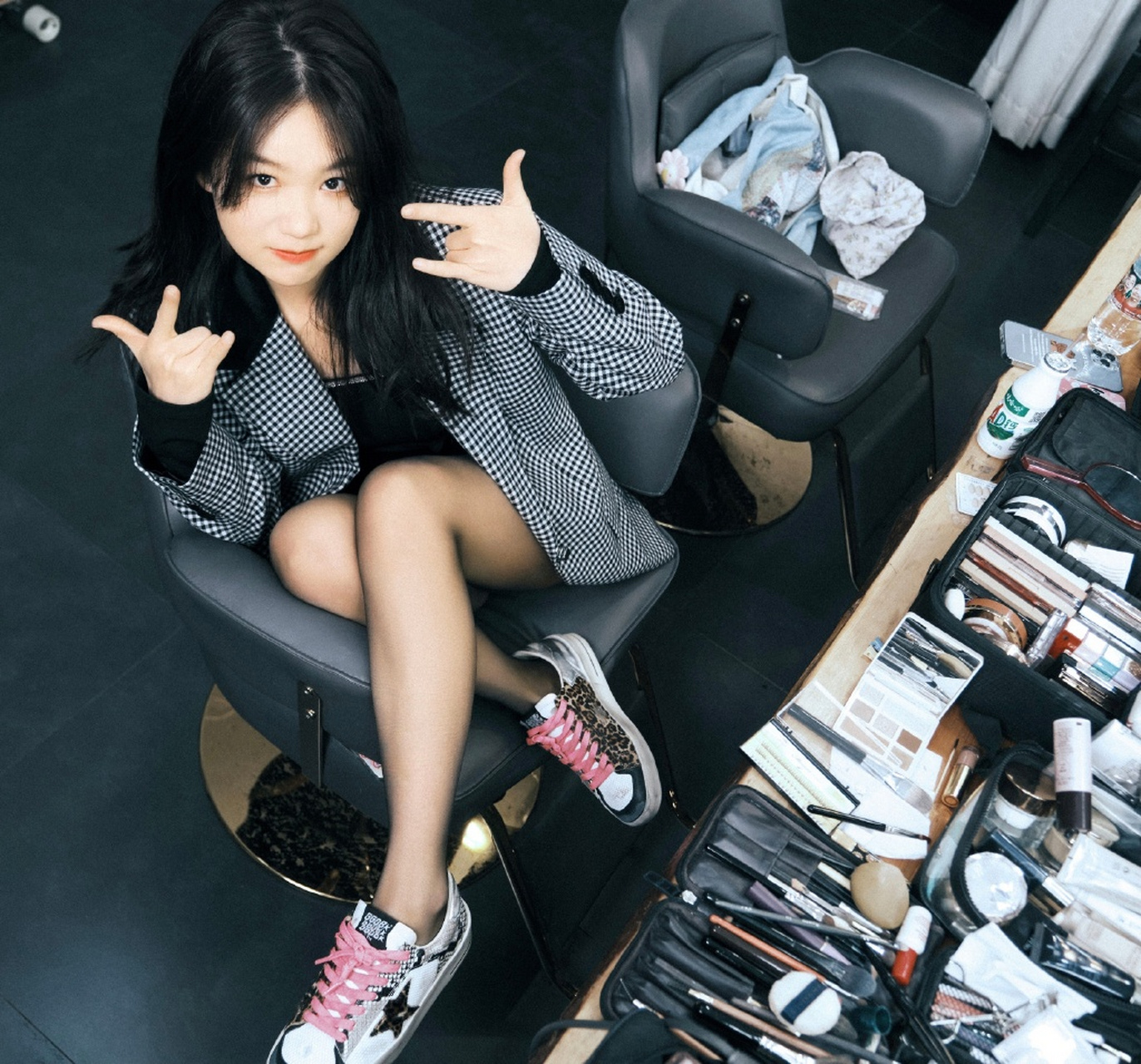 火箭少女101徐梦洁的高跟凉鞋黑丝大长腿,展示出她的优雅与美丽.