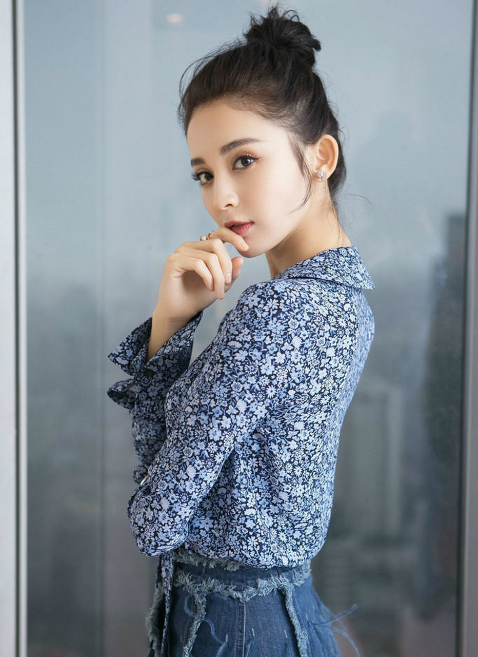 古力娜扎短裙写真五官精致颜值高