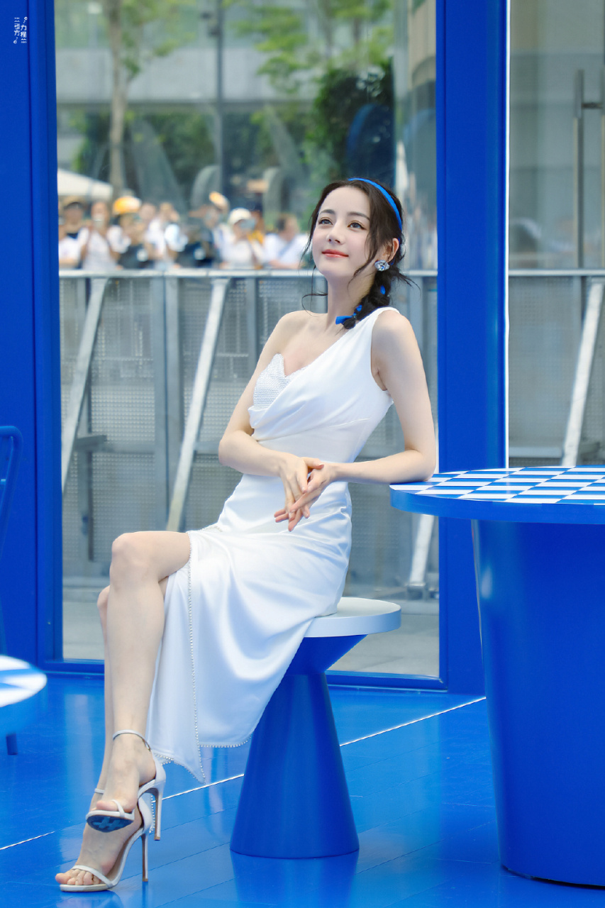 迪丽热巴的白色一字带高跟鞋,美足如同夜空中的星光,闪烁着迷人的光芒
