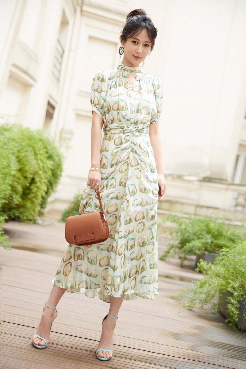 杨紫一字带高跟凉鞋,优雅如风,步履间尽显魅力.