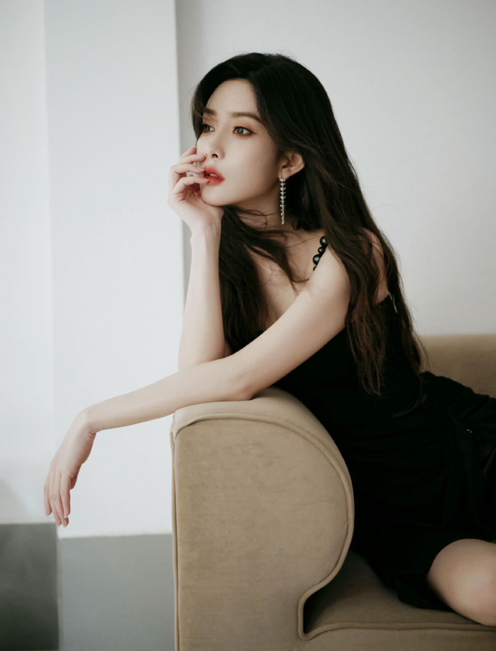 孟子义的一字带高跟凉鞋与大长腿,宛如夏日的竹林,修长挺拔,充满自然