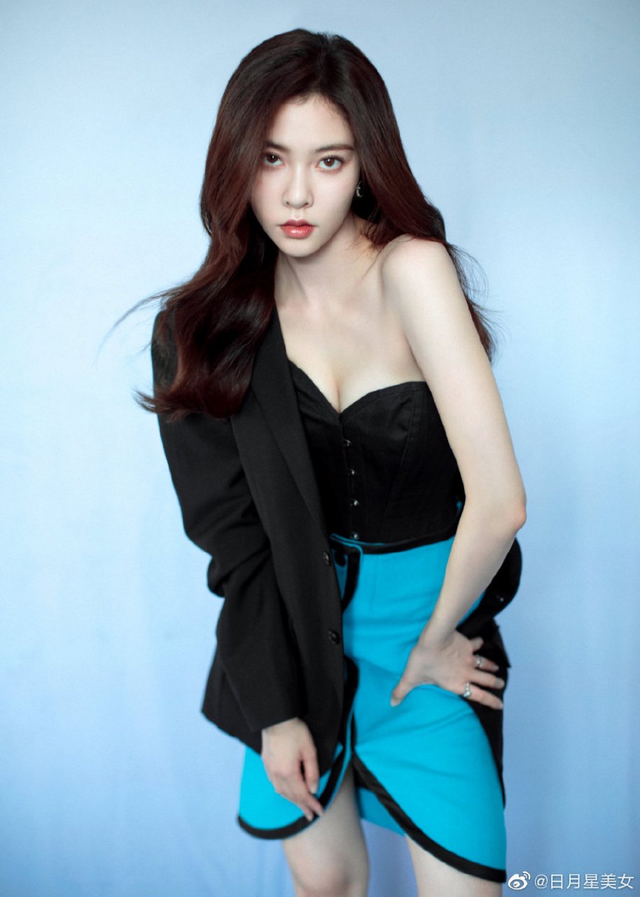 姜妍如一幅动人的画卷,散发着无尽的韵味与美丽