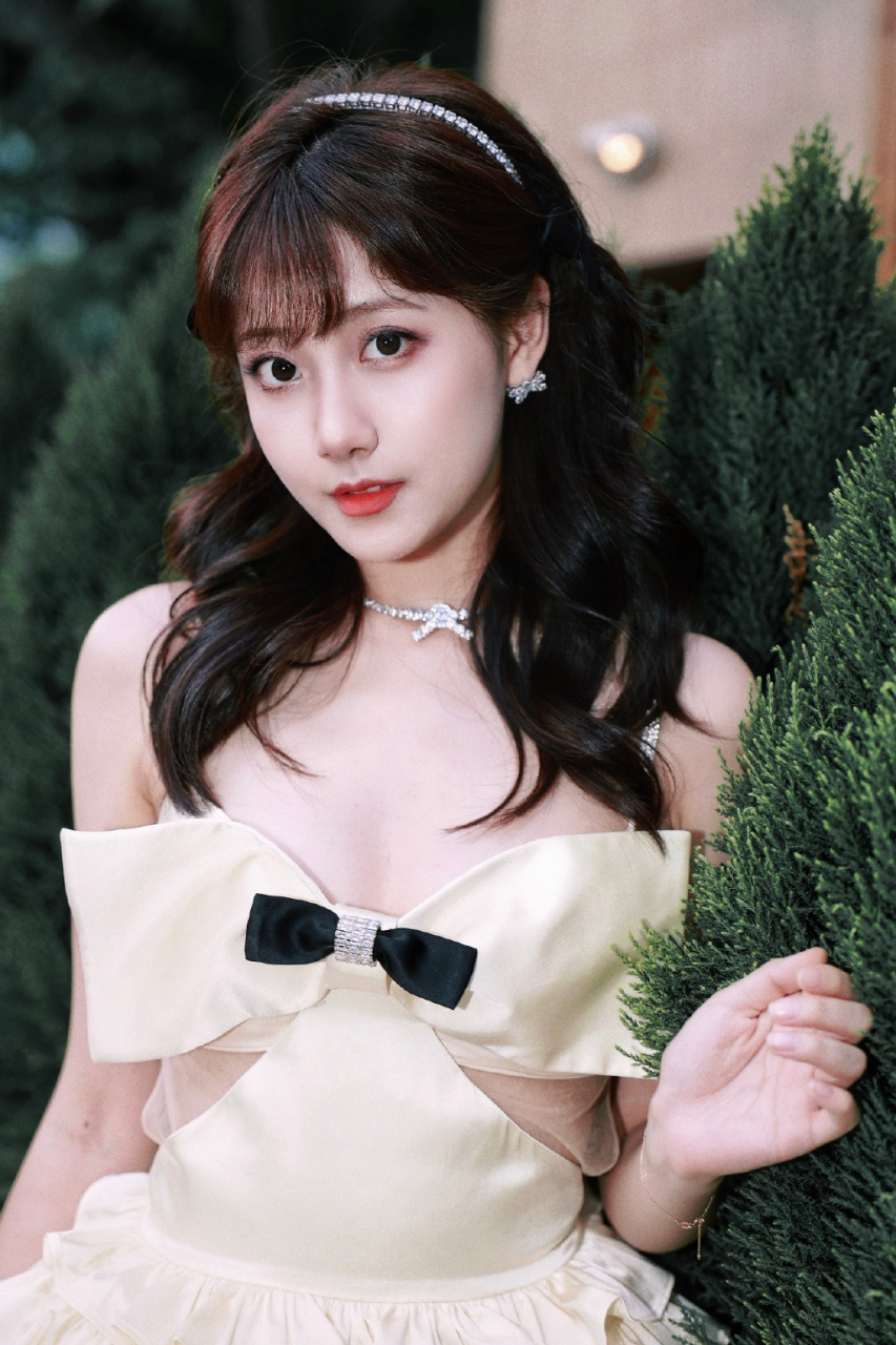 snh48李艺彤穿着一字带高跟凉鞋,展示出她的优雅与美丽.