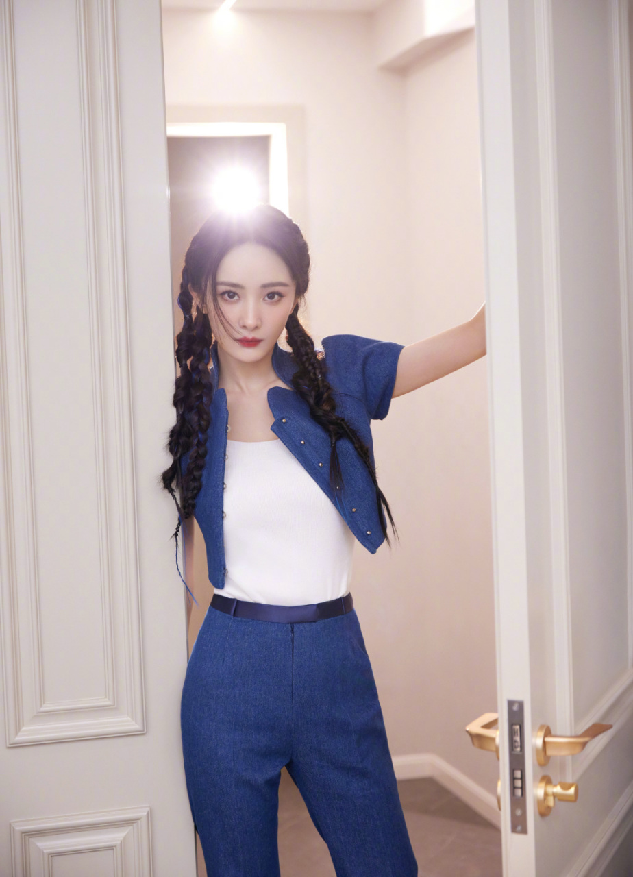 杨幂透明高跟鞋,步步生花,尽显魅力.