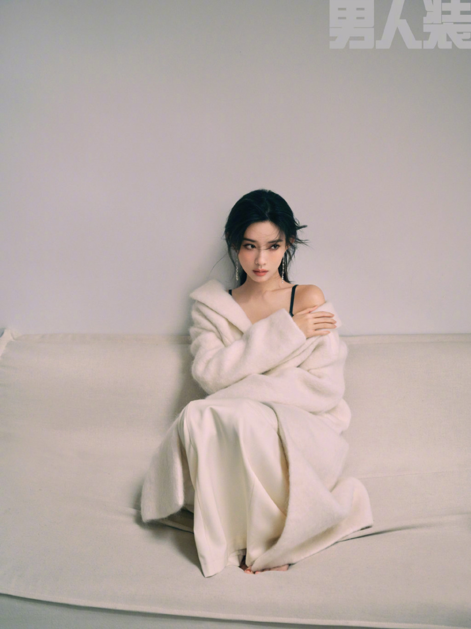 孟子义的杂志大片中,美足与长腿和好身材,宛如一幅精美的画作,展现出