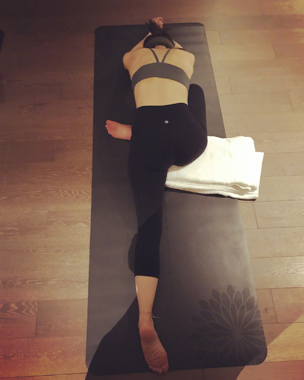 王子文光脚瑜伽练习,如同清晨的露珠,清新自然.