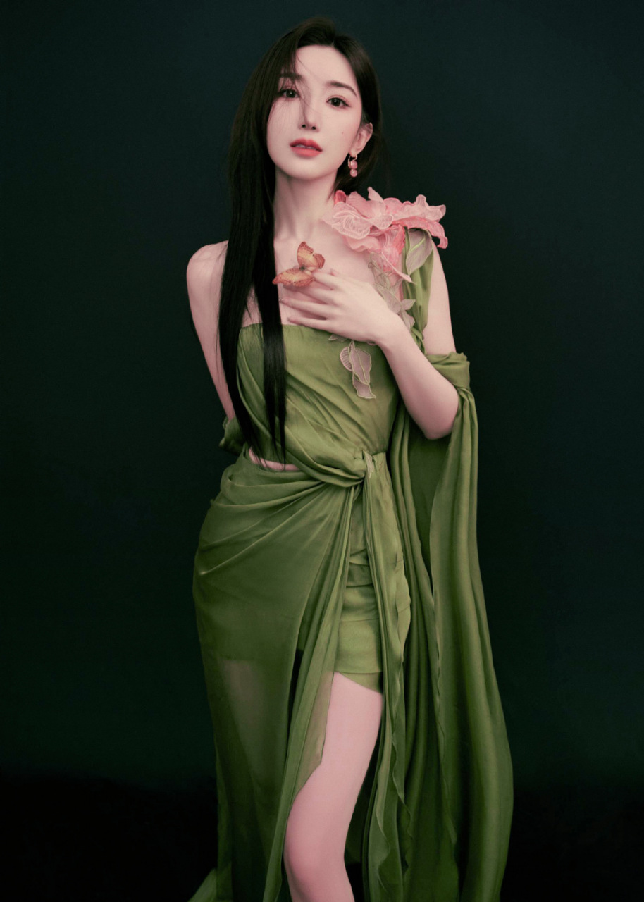 毛晓彤的白色一字带高跟鞋,宛如缀满露珠的花瓣,展现出无尽的优雅与