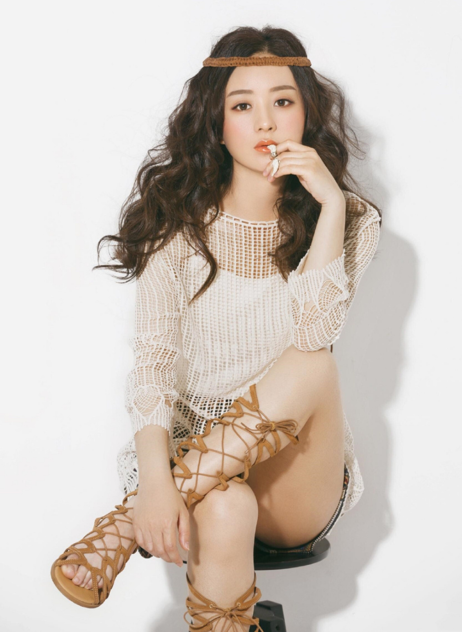 赵丽颖杂志大片,如繁花似锦,绚烂且美好.