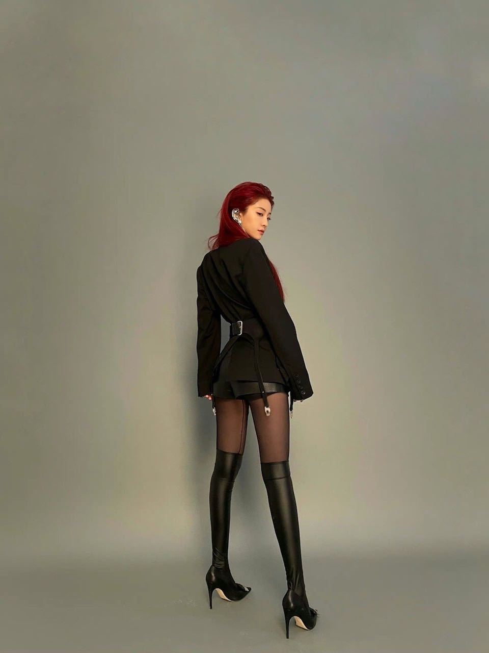 喻言火辣身材,曲线如画,动人心弦.