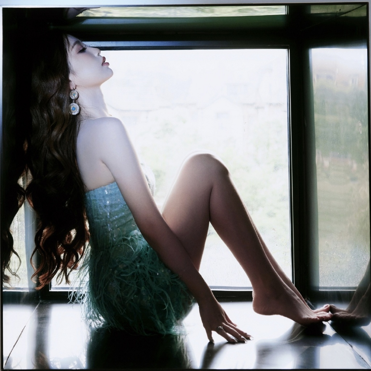 虞书欣光足大长腿,如夜空中的明星,闪耀且迷人.